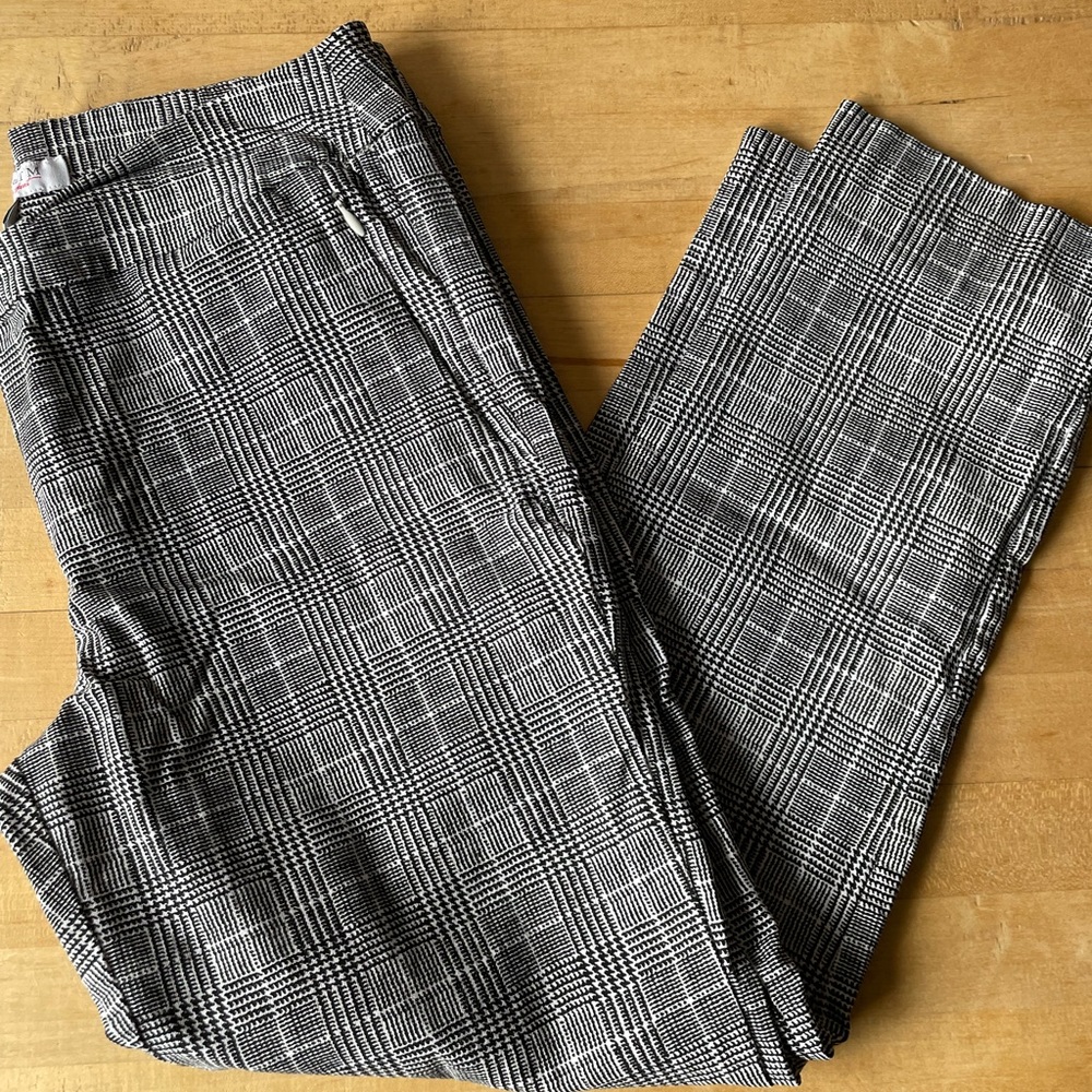 Black and white plaid capri slimming pant.
